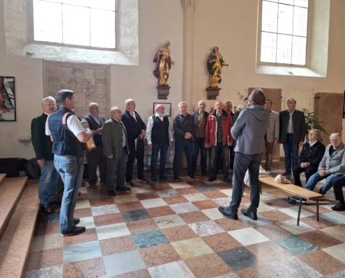 5. Am Ende der Hl. Messe gibt es ein Ständchen von drei weltlichen Liedern beim Kirchenausgang (2)