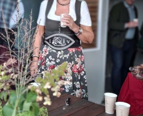 7. Unsere Gastgeberin Hilde Werth bewirtet uns .....